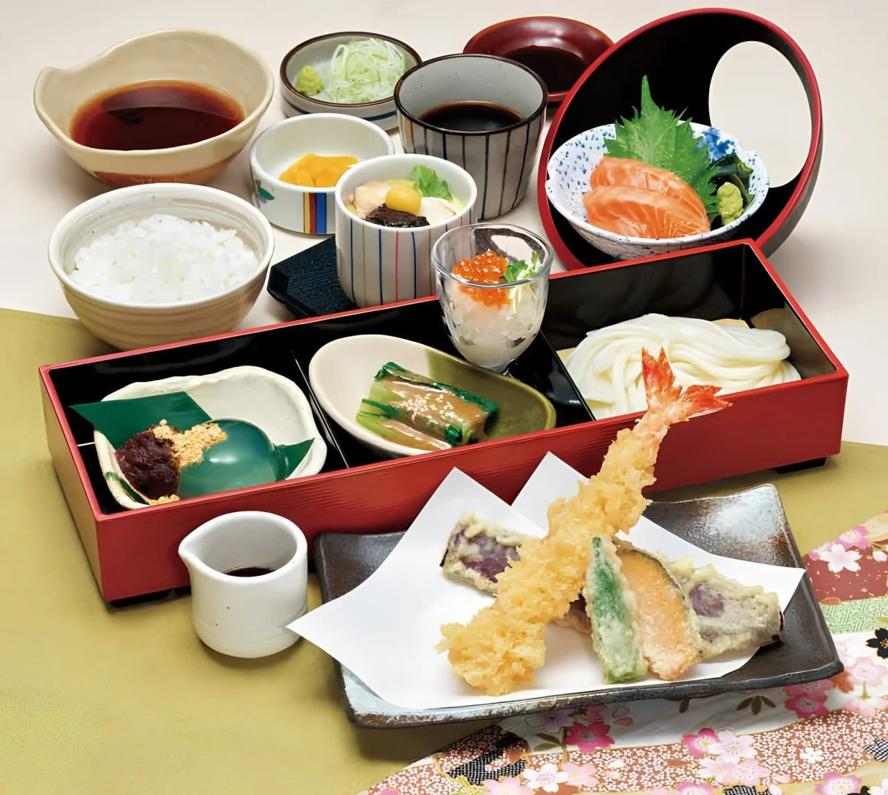 敬老お祝い御膳の天ぷら・刺身・うどん・小鉢が並ぶ御膳