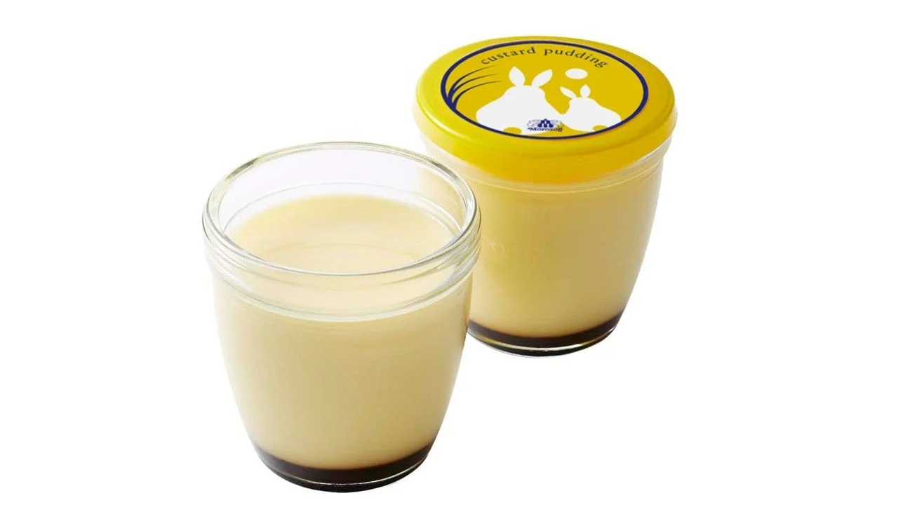 黄色い蓋にうさぎのデザインが施されたカスタードプリン