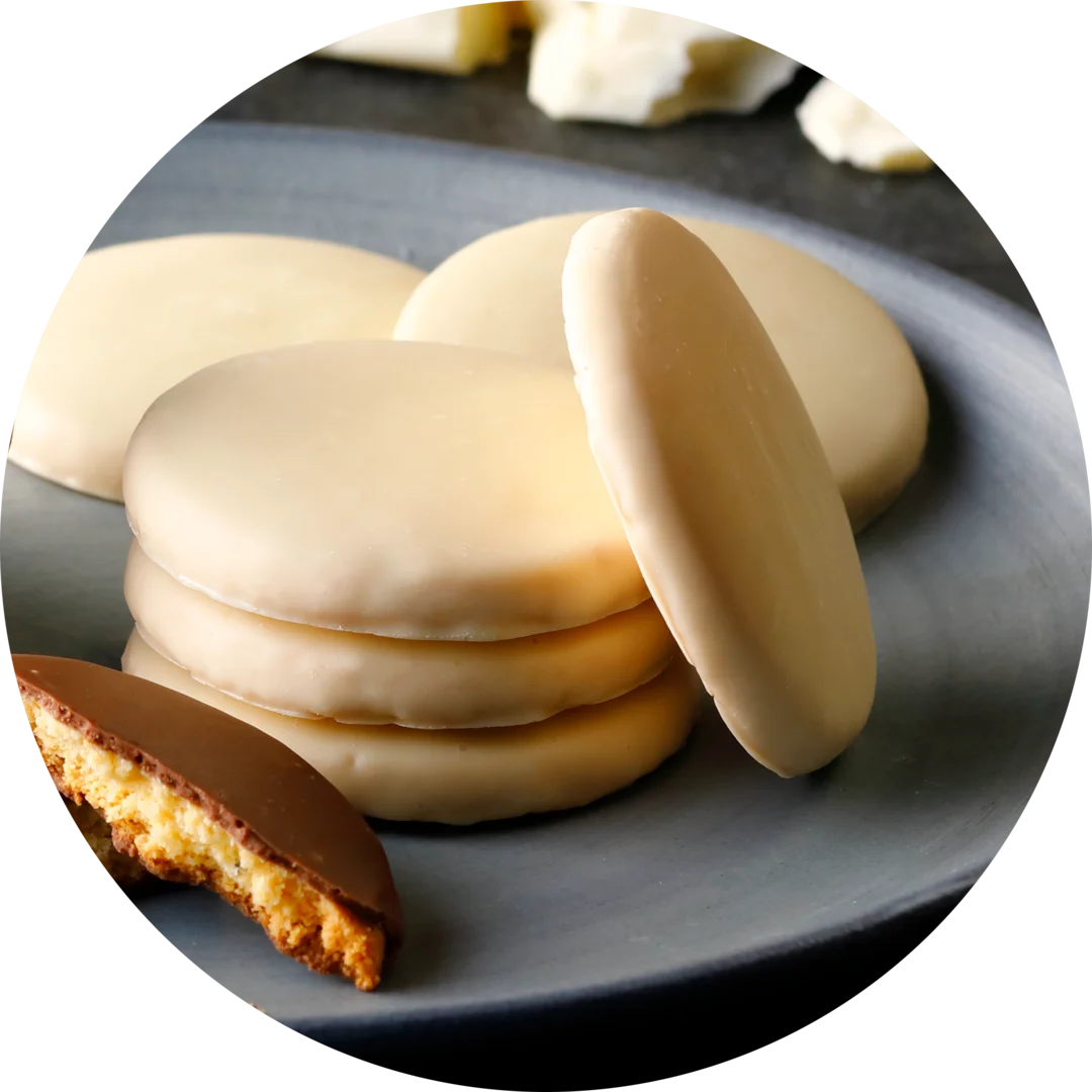 ホワイトショコラチーズクッキーのホワイトチョココーティングと断面