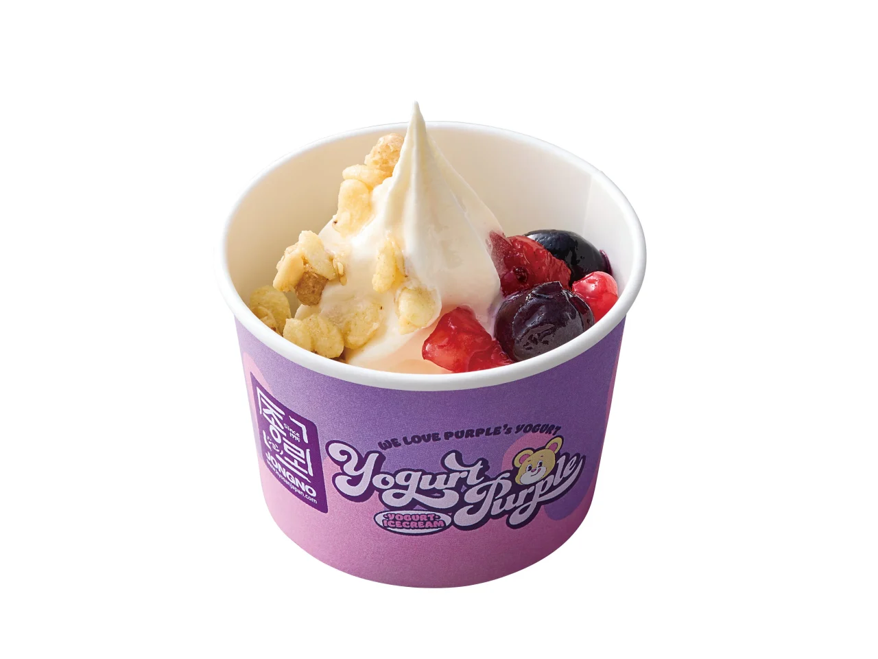 カップに入ったソフトクリームとベリー、グラノーラのデザート