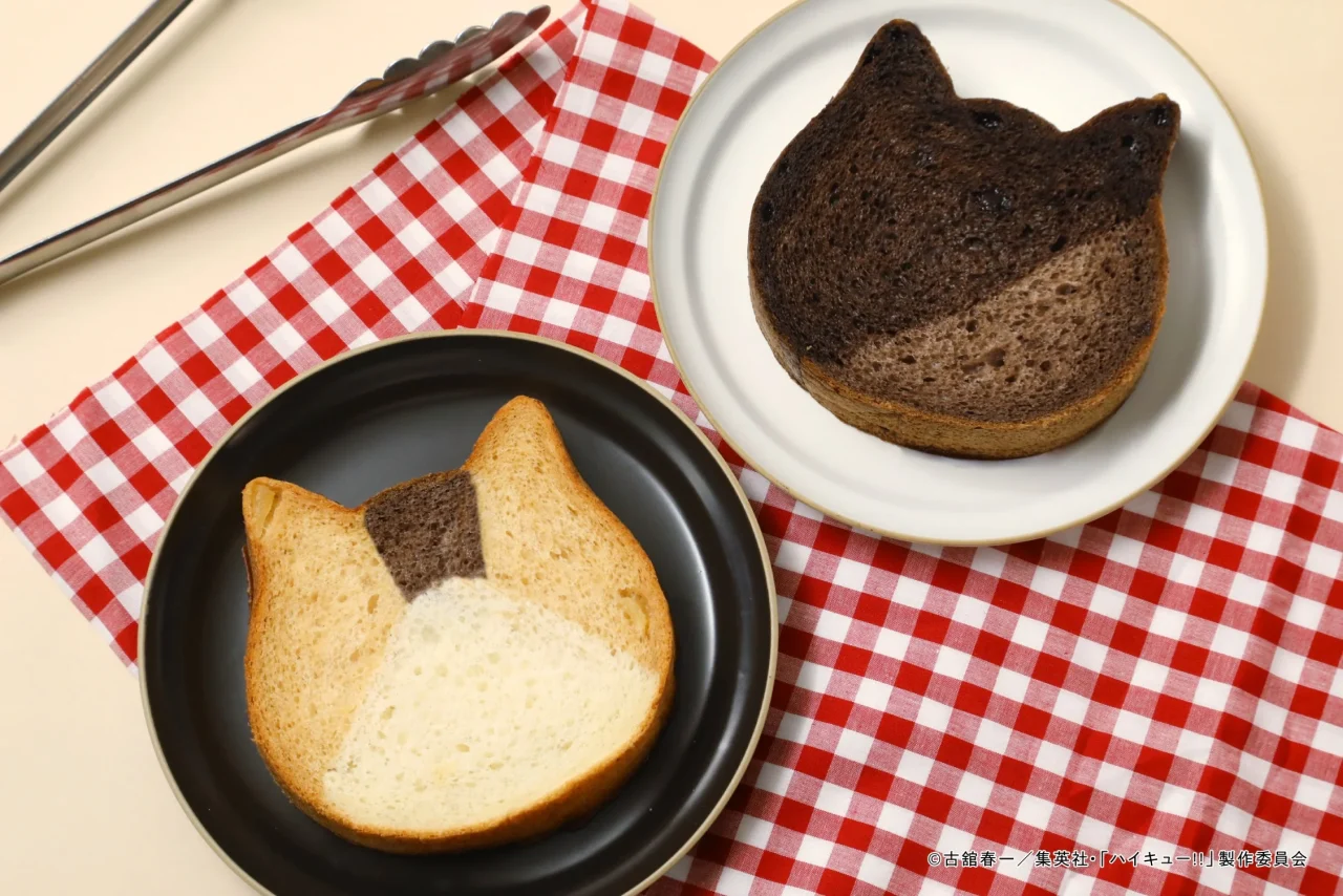 ねこねこ食パンの2種。猫の形をした食パンが2枚、赤白チェック柄の布の上に置かれています。