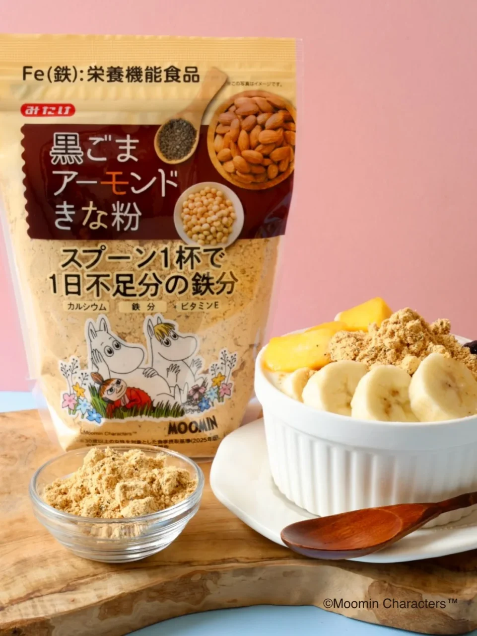 ムーミンパッケージの黒ごまアーモンドきな粉と、バナナや果物を添えた器