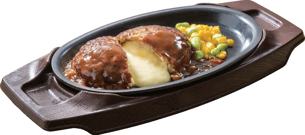 ガストのチーズINハンバーグ。鉄板にデミグラスソースをかけたハンバーグとコーン、グリーンピースが添えられている。