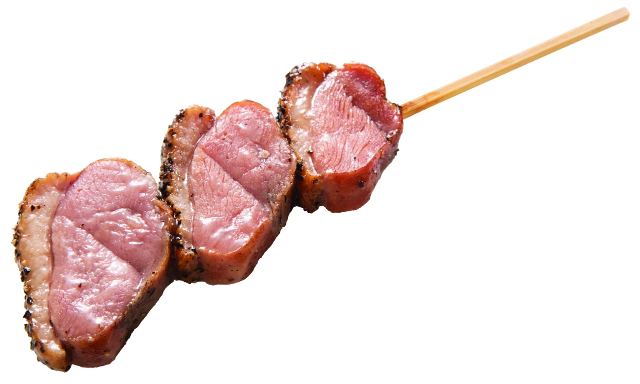 燻製あい鴨ロース串の肉が串に刺さった状態