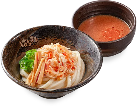 濃厚海老つけ汁うどん。うどんと海老のトッピング、赤いつけ汁が写る。