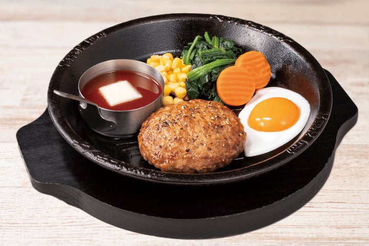 トマトバルサミコソースをかけたハンバーグに目玉焼き、野菜を添えた赤い月見ハンバーグ