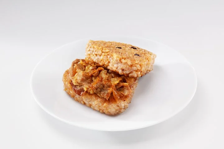 皿に盛り付けられた「モスデリ 焼きおにバーガー 牛カルビ」