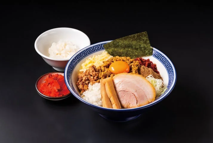 提供されるカレーまぜそばと追い飯の構成
