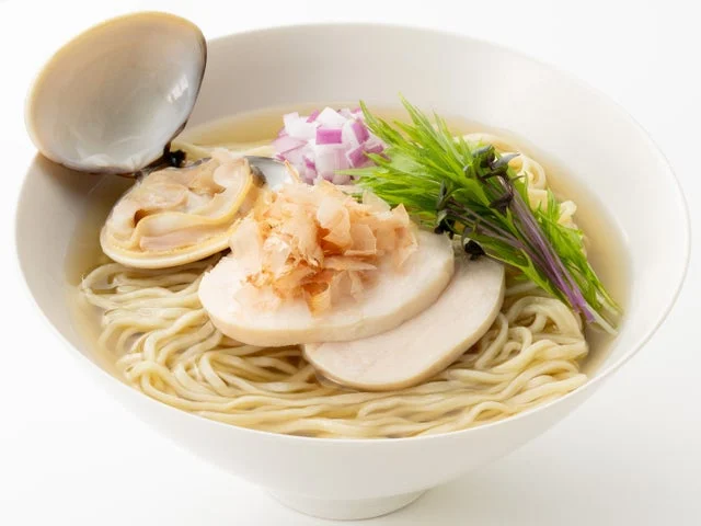 蛤、鶏チャーシュー、紫玉ねぎ、水菜が盛り付けられた中華そば