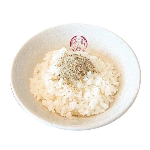 ご飯の上に煮干し粉がのったニボ割り飯