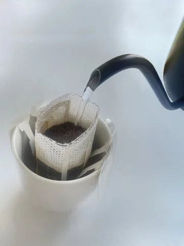 ドリップフィルターにケトルからお湯を注いでいる様子。