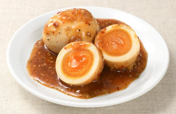 皿に盛り付けられた、とろっとした黄身の「うま辛たまご」