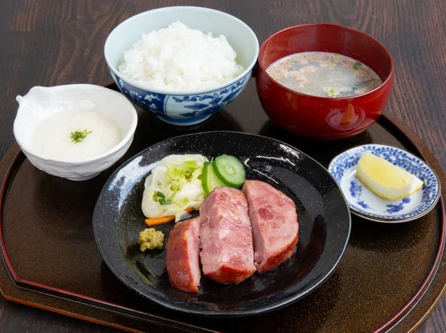 厚切りタンステーキをメインにした定食形式の食事