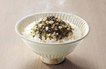 ごはんの上にきざみ塩こんぶ あおさ・天かすをふりかけた状態