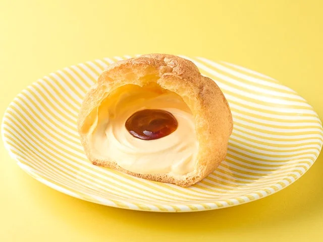 断面が見えるむちゃうまプリンのシュークリーム