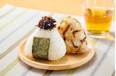 おむすびの具として使用された「ふじっ子煮 おむすび昆布」の調理例