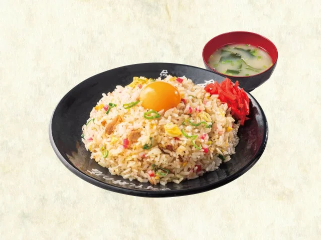 卵黄がのった「月見チャーハン」と味噌汁。