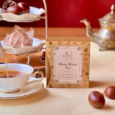 モンブランティーのパッケージと紅茶、栗のスイーツ
