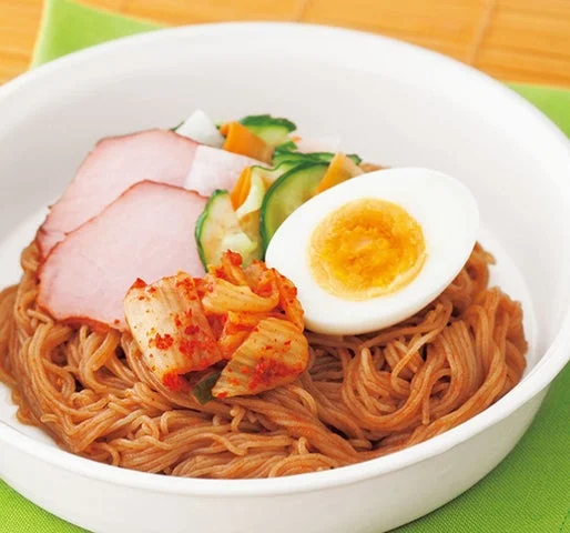 具材がトッピングされたビビン冷麺