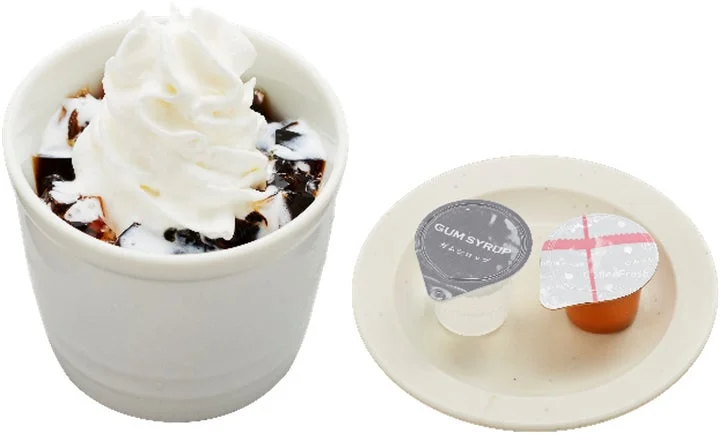 ホイップをのせた紅茶ゼリーと別添のコーヒーフレッシュ・ガムシロップ