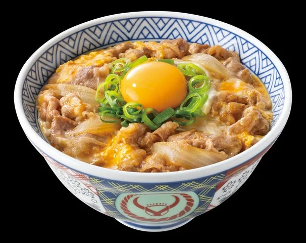 丼にご飯と牛とじが盛られ、中央に生卵がのった月見牛とじ丼