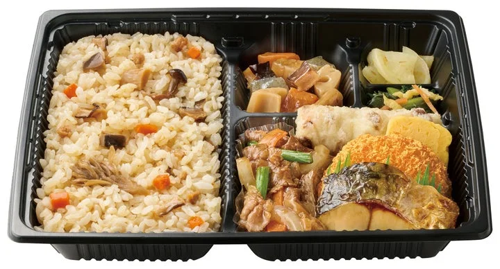 きのこごはんとおかずが盛り付けられた幕の内弁当