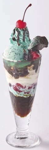 チョコミントアイスやソフトクリームを重ねたジョナパフェ