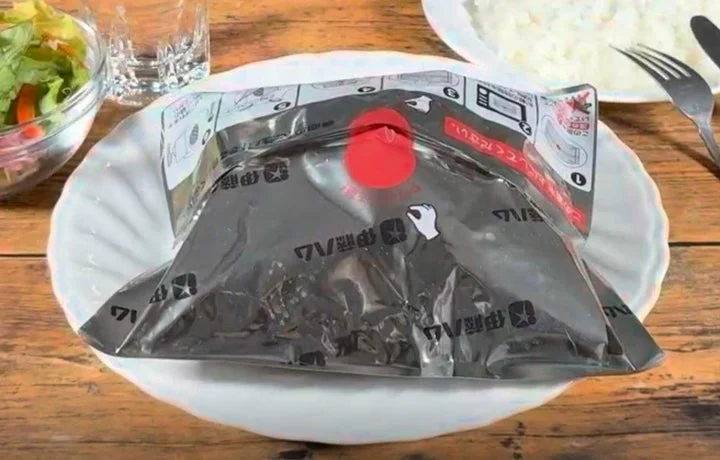 アルミホイル風の特殊パッケージに入った未開封のハンバーグ