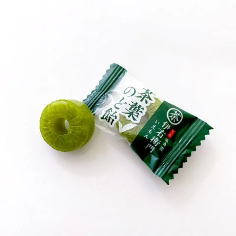 茶葉のど飴の個包装と中身の飴