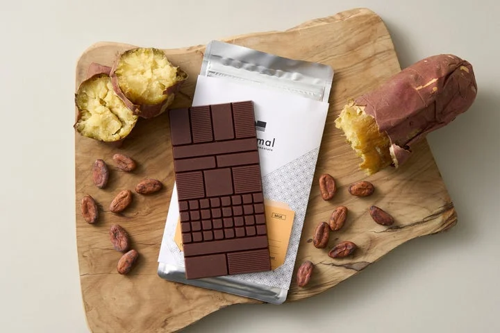 パッケージとチョコレート、焼き芋、カカオ豆が並べられた様子。