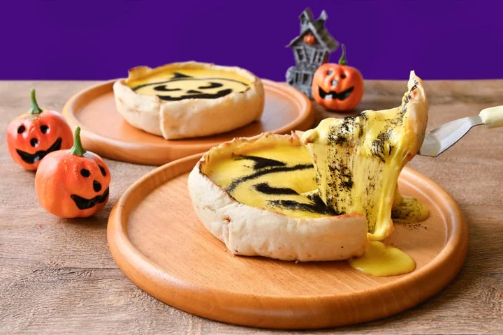 とろりとチーズが伸びるハロウィン仕様のシカゴピザ