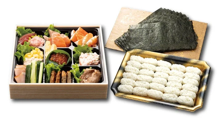 手巻き寿司セット。寿司ネタの盛り合わせと手巻き海苔、酢飯のセット。