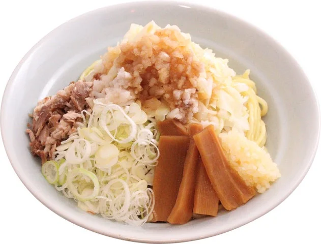 トッピングが乗った壱郎油そばの盛り付け