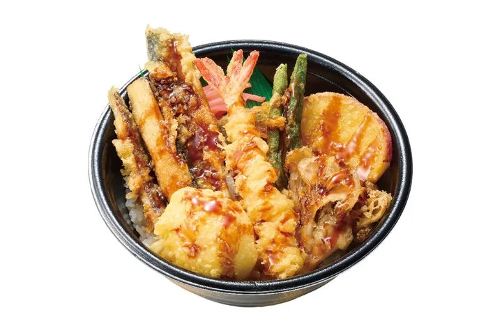 器に盛り付けられた月見天丼のアップ