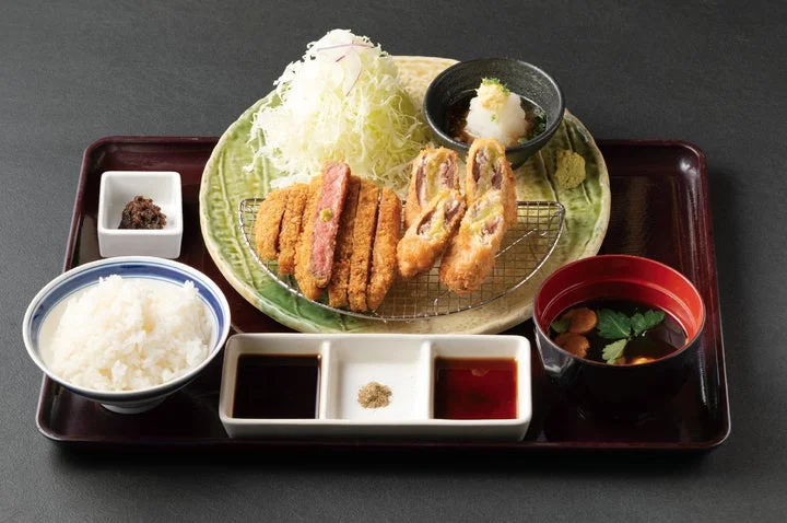 牛サーロインカツと挟みカツが盛り付けられた定食膳