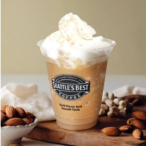 ホイップクリームとアーモンドクランチがトッピングされたフローズンドリンク