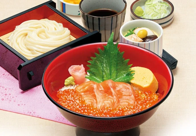 岩内サーモンといくらを乗せた海鮮丼と、うどんのセットメニュー。