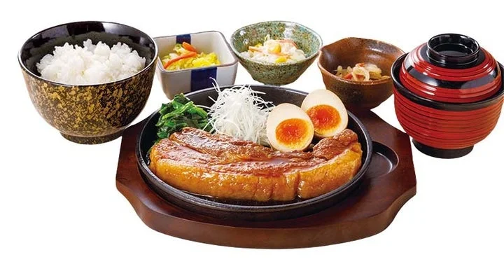 厚切り角煮定食の全体像(ご飯、味噌汁、小鉢付き)