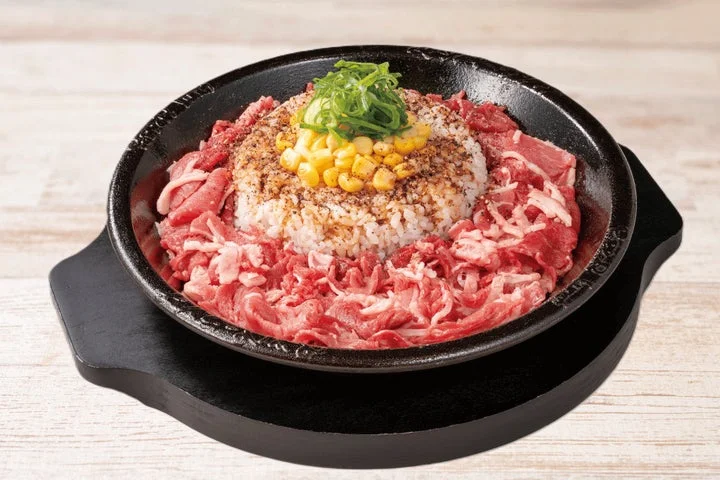鉄皿に盛られたお肉特盛のビーフペッパーライス