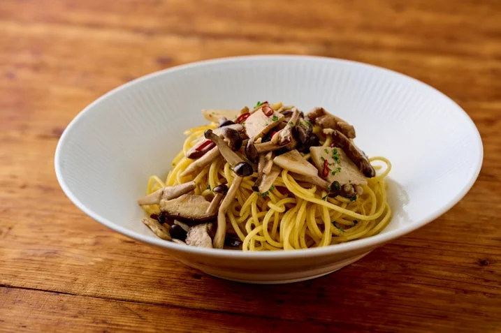 皿に盛られたきのこのパスタ料理