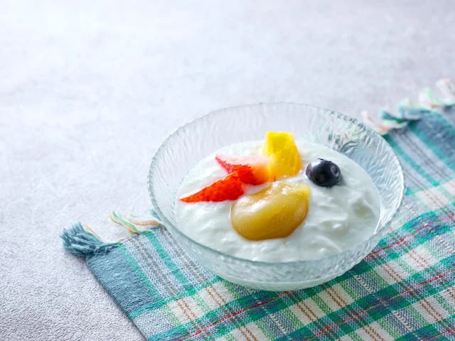 ヨーグルトにトッピングされたカスタード風味の白こしあん