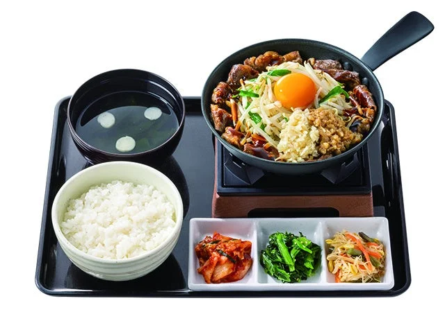 鉄板に乗ったスタミナ牛かるびとご飯、副菜、スープの定食セット