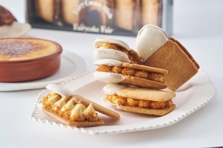 キャラメルチップがまぶされた生バターサンドのアップ