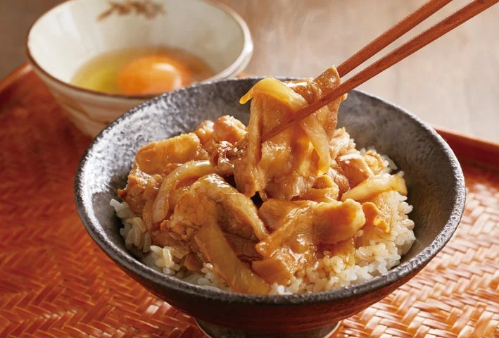 お椀に盛られたすたみな豚丼と添えられた生卵