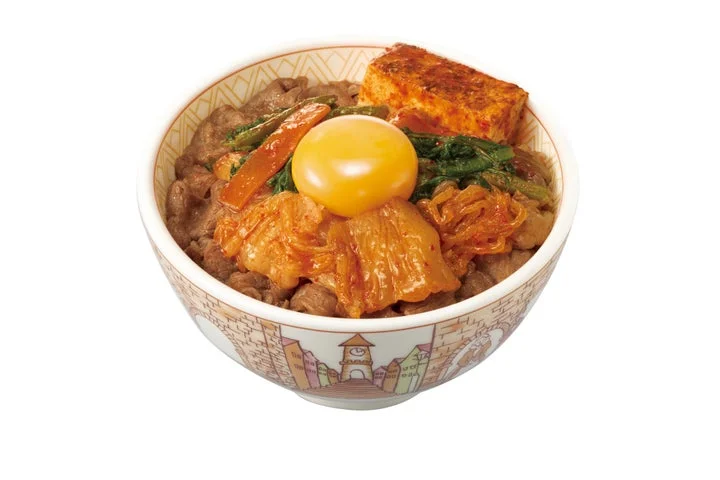 卵黄が中央に乗った月見辛旨すきやき牛丼