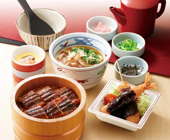 ひつまむし、ミニ麺、みそ豚串カツ、エビフライなどが並ぶひつまむし御膳