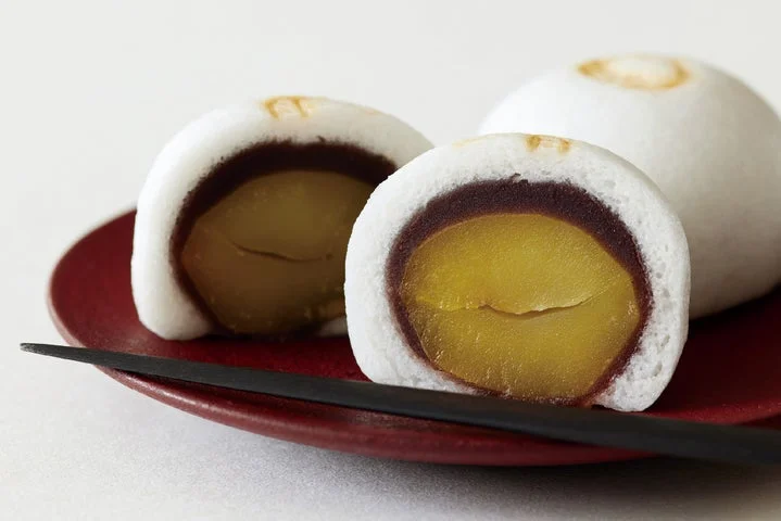 栗まろの断面と和菓子用の黒い楊枝