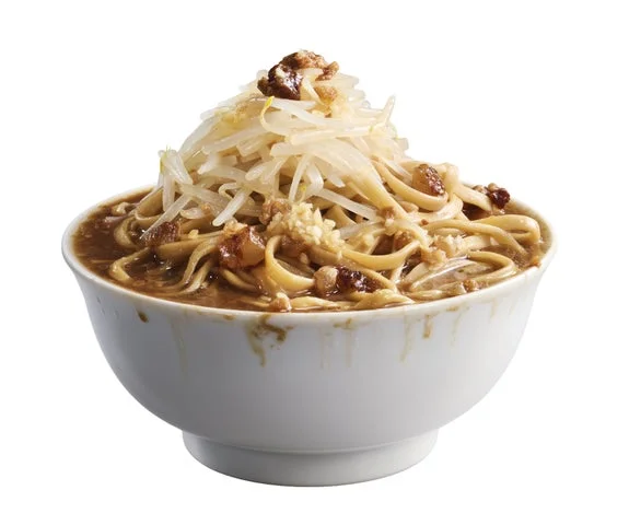 調理済みの「豚ラーメン」。麺の上に背脂、にんにく、もやしが載っている