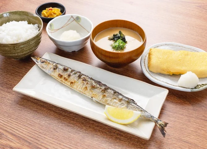 さんま塩焼き、玉子焼き、ご飯、味噌汁、小鉢の定食セット