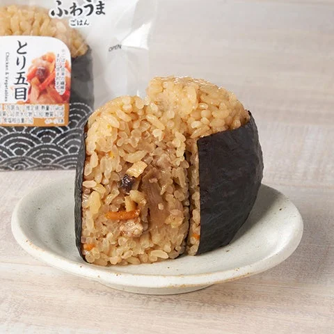 断面が見える直巻とり五目おむすびとパッケージ